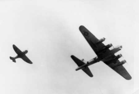 "Flygande fästning eskorteras av J20, 1940-45" Foto via Kurt Bjärestig