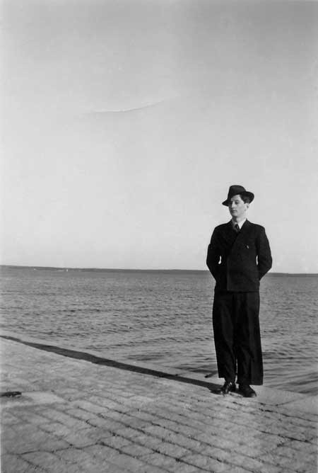 Kurt Bjärestig vid en kajkant, kanske 1944. Var? Foto via Kurt Bjärestig
