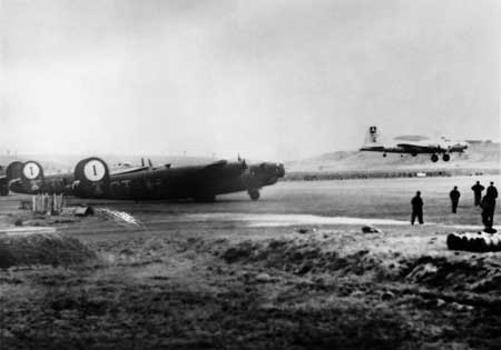 "Bulltofta. En fästningn landar. T.v. Liberator. 1940-45." Foto via Kurt Bjärestig