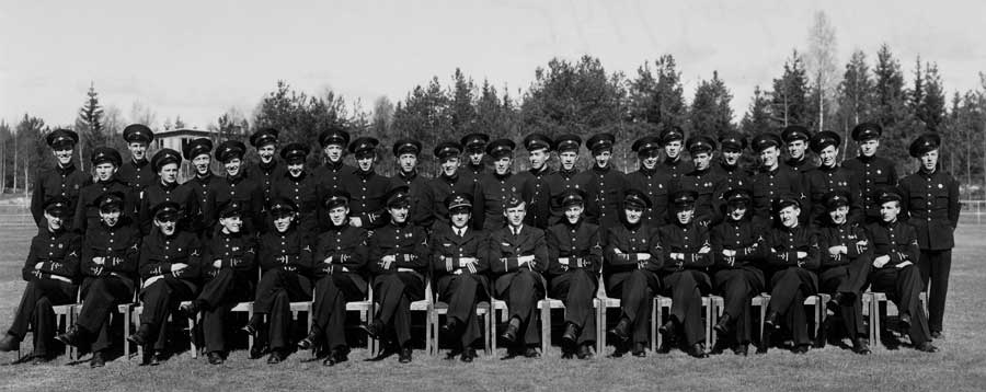 "Kompisarna på flygskolan F 11 Nyköping 1945" Är det någon som kan identifiera en eller flera personer på bilden? Hör av er i så fall! Foto via Kurt Bjärestig