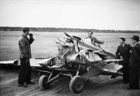 "Missödet diskuteras av från vänster flyglärare Karlsson, Karl Elfving, Tjernström, Öhberg" Foto via Kurt Bjärestig