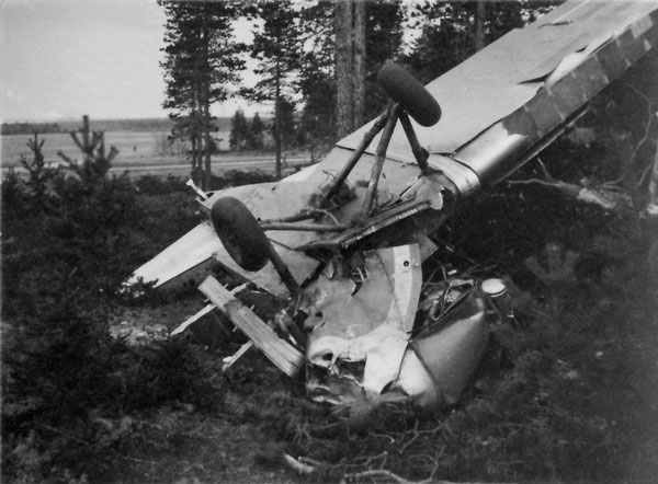 Klemmen efter krock med en trädstam, bara ett stenkast från fältet. Foto via Kurt Bjärestig
