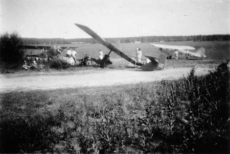 "Nordmalings flygfält 1947. En GV-38, en Piper Cub SE-AWL samt en glidare SG-38" Foto via Kurt Bjärestig