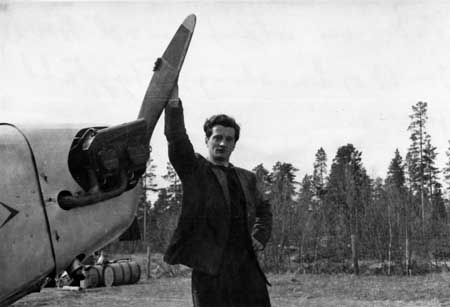 Kurt Bjärestig vid propellern "vid en start med SE-AWD på Nordmalings flygfält 1947". Foto via Kurt Bjärestig