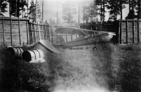 "Cessna 140 i ett s.k. värn på Nordmalings flygfält sommaren 1947. Lärarna Gösta Karlsson, Stig Holmgren och Erling Jönsson samt jag som mekaniker. Vilken underbar sommar!" Foto via Kurt Bjärestig