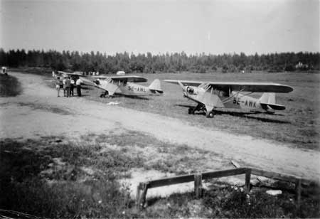 "Nordmalings flygklubbs plan sommaren 1947: Två Piper Cub och en Cessna 140. Vilken sommar! Mycket flygning och många vänliga människor." Foto via Kurt Bjärestig