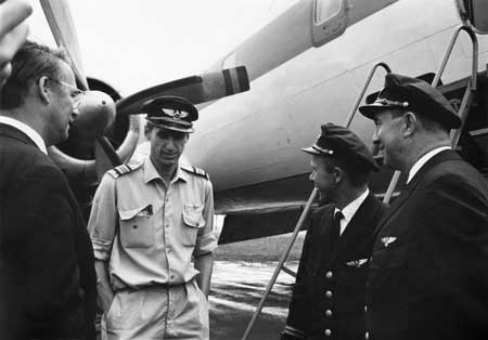 "F/E Ove Svensson, F/O ..., Navigatör Allan Wilhelmsson. Före flygning till kriget i Biafra. Bulltofta Airport MMA." Foto via Kurt Bjärestig