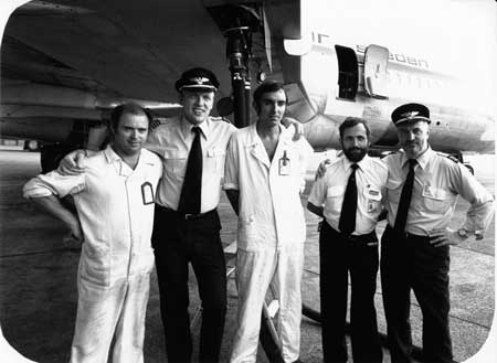 "Vi har landat i Tessaloniki 50 mil norr om Aten. F/O Dick Shef (nr 2), vår man i Tessaloniki (nr 4), jag (nr 5) och två man som tankar vårt plan (vita rockar nr 1 o 3)." Foto via Kurt Bjärestig