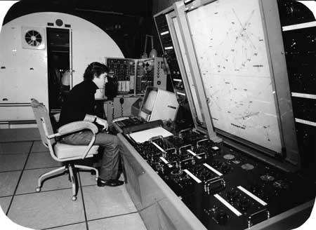 "Instruktören/operatören av TAP:s simulator i Lissabon. Vi flyger simulator där 2 ggr/år. I bakgrunden cockpit B-727." Foto via Kurt Bjärestig