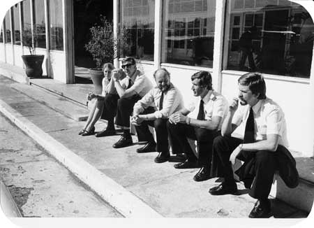 "Crew som väntar på att vår kärra ska landa på Teneriffe Airport TCI. Från vänster A/H kapten Bosse Lunnemark, F/E Torsten Ohlsson, A/S Schori, A/S Bosse Hellberg." -Men vad betyder A/H och A/S? Foto via Kurt Bjärestig