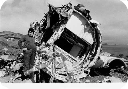 "Delar av vraket efter TAP:s B-727 efter krasch på Madeiras Airport Funschul." Foto via Kurt Bjärestig