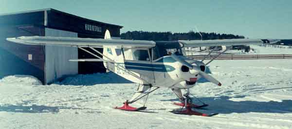 PA-22 Piper Colt på skidor vid mellanlandning i Hudiksvall.