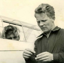 Lärare Stig Johansson instruerar. Han flyger fortfarande (2011). Foto: Hans Broberg.