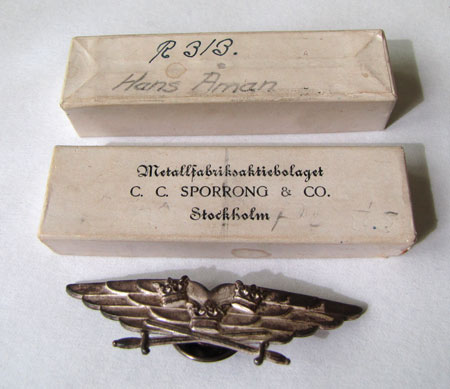 Hans Åmans silvervingemärke och dess originalask. Foto: Rolf Broberg 2015.