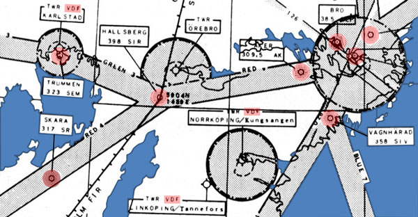 Utsnitt ur LFV:s karta över luftleder i september 1955. Jag har framhävt NDB-fyrar och VDF-tjänster (VHF-pejling) i rött, samt målat vatten blått.