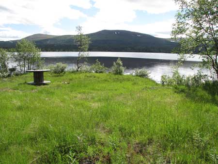Den lilla udden. Dundret ståtar i bakgrunden. Foto: Rolf Broberg 2012.