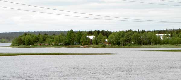 Platsen x sedd från järnvägsstationens gångbro. Där finns en slip, ett litet boningshus, en hangarliknande lada, en hjullastare, en massa plogar, skopor, kontainrar m.m. Foto: Rolf Broberg 2012.