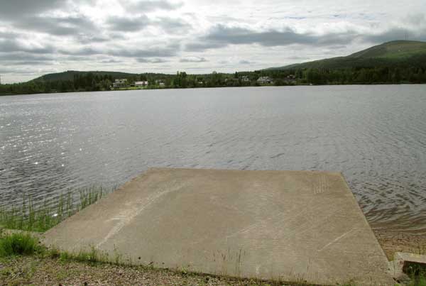Utsikt söderut från slipen vid platsen x mot bergen Repisvaara t.v. och Dundret t.h. Foto: Rolf Broberg 2012.