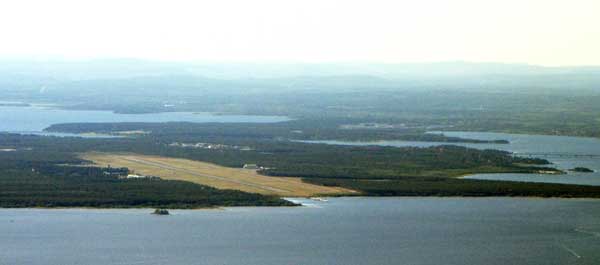 Kallax sett söderifrån genom ett SAS-plans dimmiga ruta. Foto: Rolf Broberg 2012.