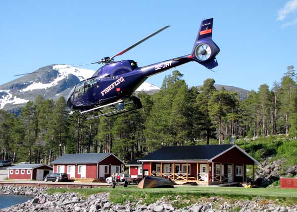 En av nuvarande Fiskflygs helikoptrar lättar från sommarbasen vid Stora Sjöfallet. Foto: Rolf Broberg 2012.