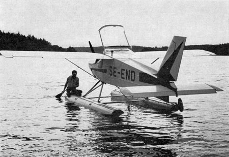 MFI Trainer SE-END paddlas enkelt av en man. Foto: Torgil Rosenberg i Flyg-Horisont 1966:8-9 sid 13