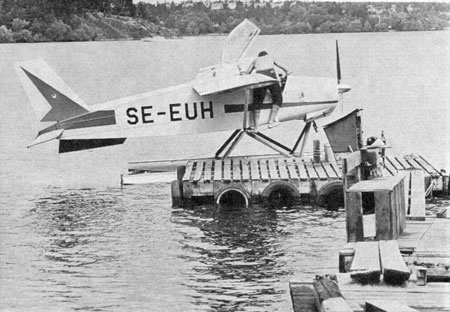 MFI Trainer SE-EUH vid brygga. Foto: Åke Åstrand i Flyg-Horisont 1966:12 sid 14