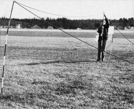 En stor ögla riggas för uppfiskning från luften. Foto: Torgil Rosenberg i Flyg-Horisont 1967:4 sid 8.