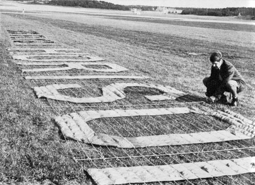 Texten utlagd i gräset. Foto: Torgil Rosenberg i Flyg-Horisont 1967:4 sid 8.