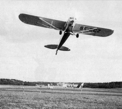 Öglan fångas med den utsläppta kroken. Foto: Torgil Rosenberg i Flyg-Horisont 1967:4 sid 9