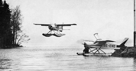 SE-EUH landar vid SE-END. Foto: troligen Lasses Foto, i Flyg-Horisont 1967:8 sid 13