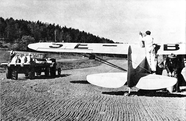 En Cub tillhörande Jordbruksflyg får påfyllning av puder ute på ett fält. Foto i Flygets årsbok 1953 sid 144.
