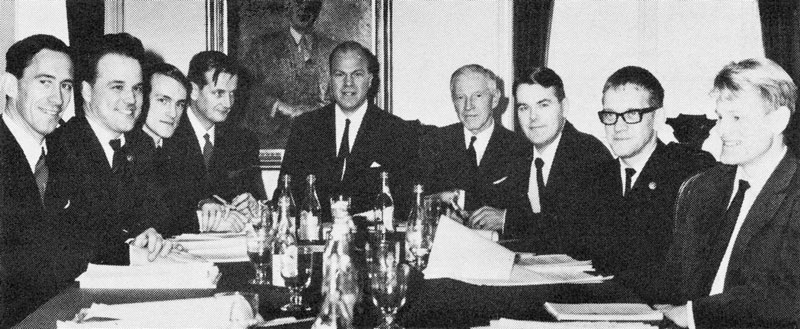 Från FSF:s segelflygsektions sammanträde i januari 1967. Irve Silesmo längst t.h. – Fr. v. Bengt Söderholm, Nisse Nässén, Anders Möller, K-G Klevstigh. På kortändan Lennart Ståhlfors. – Därefter generalsekreterare Björn Lindskog, Yngve Lindgren, Olof Jonsson och längst t.h. Irve Silesmo. – Foto i Flygrevyn 1967 nr 1 sid 22
