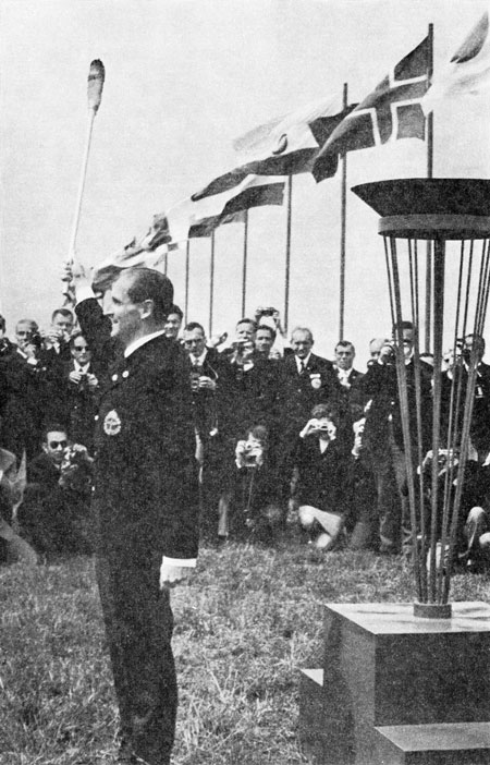 Per-Axel Persson fick äran att tända den "olympiska" elden – vid segelflygs-VM i Polska Leszno 1968. – Foto i Flygrevyn 1968:5 sid 25