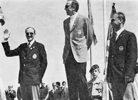 Per-Axel Persson längst t.v. blev tvåa i standardklassen – vid segelflygs-VM i Polska Leszno 1968. – Andrew Smith, USA vann, Rudolf Lindner, Västtyskland blev 3:a. – Foto i Flygrevyn 1968:5 sid 28