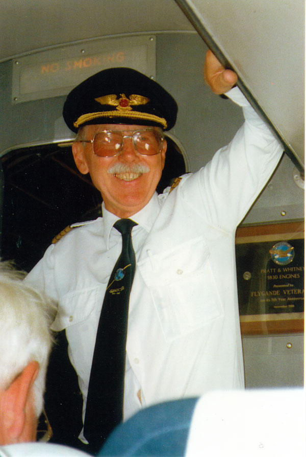 Författaren den 21 okt 2001 vid sin sista flygning med DC-3:an Daisy. Foto via Lars Gibson