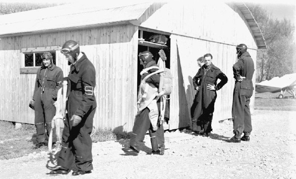 Att segelflygshangaren ännu är omålad syns bra här. Denna byggnad skulle, senare rödmålad, finnas kvar under Gustavsviksfältets hela livstid. Foto: Fritjof Hallström.