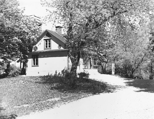 Konditori Kullen blev reservflygskolans expeditionsbyggnad 1940. Foto: Fritjof Hallström, fotograf på reservflygskolan.