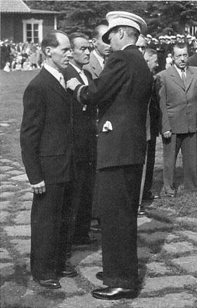 Fritjof Hallström mottager år 1951 förtjänstmedalj av landshövding Westling.