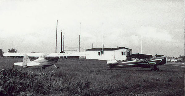 Antennstolparna sedda från hangarens baksida. Foto Lars-Erik Ingerloo 1963
