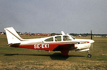 SE-EKI Beechcraft Debonair Erikssons Maskinaffär, Arboga Foto: LEI, 680706