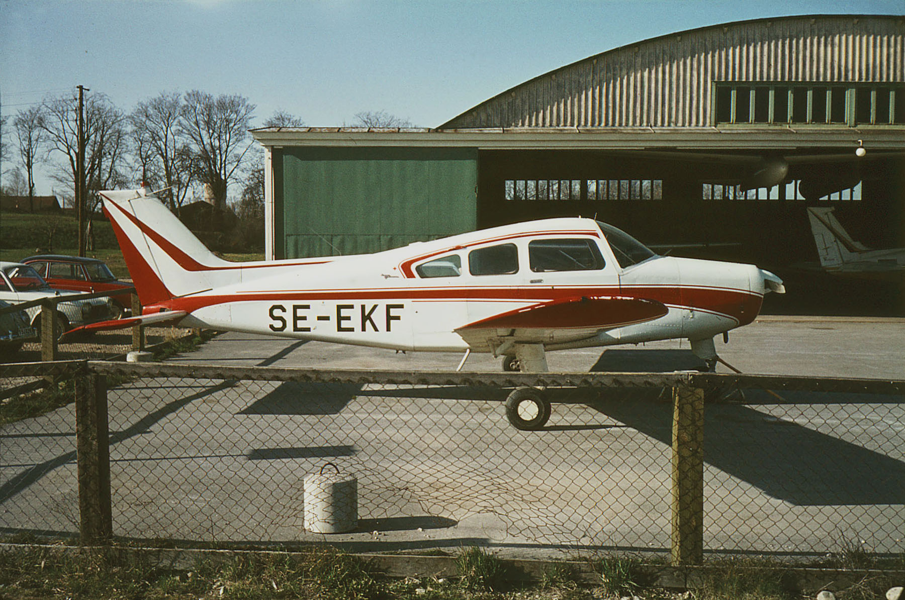 SE-EKF Beechcraft Musketeer Karlskoga Flygklubb, Karlskoga Foto: LEI, 700508