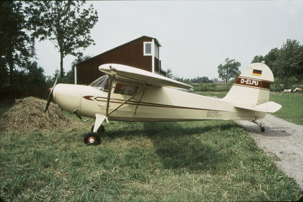 Den sällsynta fågeln (Commonwealth Skyranger D-ELPU), parkerad framför bygglokalen på Gustavsviks flygfält. Foto: Lars-Erik Ingerlo.