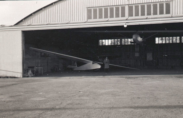 Bild 1: Hangaren, troligen 1960. Klubbens L-Spatz SE-SWF på golvet och en Grunau Baby i taket. Foto: Gunnar Johansson.
