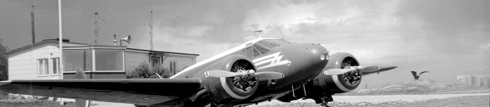 En Beech 18 framför det nu renoverade "tornet" ca 1960. Örnen syns t.h. Foto: Kenneth Johansson.