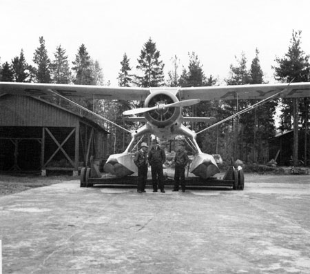 SE-AYF på plattan till flygambulansens hangar vid Buddbyträsket. Planet står på en vagn från F 2. Foto: Tore Jonsing