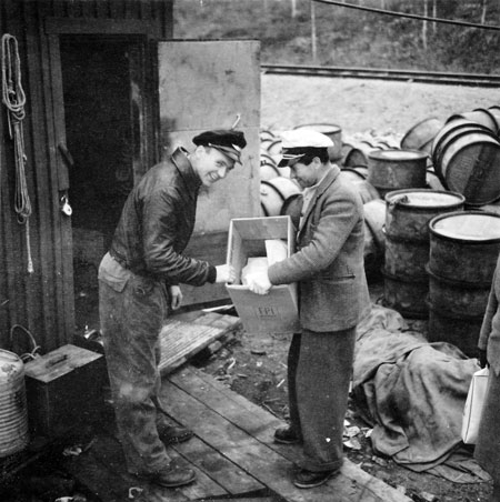 Jean Karlsson t.v. och Tore Jonsing t.h. i Porjus vid mekanikerns uppvärmda kur innanför vågbrytaren. Foto via Tore Jonsing