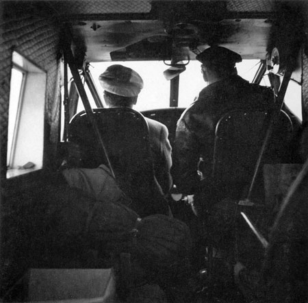 Piloten Tore Jonsing t.v. och färdmek Jean Karlsson t.h. Foto via Tore Jonsing
