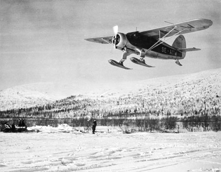 Flygkapten Tore Jonsing med planet över landningsbanan. Foto: Johnny Gran via Jean Karlsson
