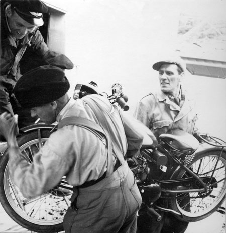 Suorva. En moped lastas in i en Norseman. Kean Karlsson tar emot. Foto: Tore Jonsing