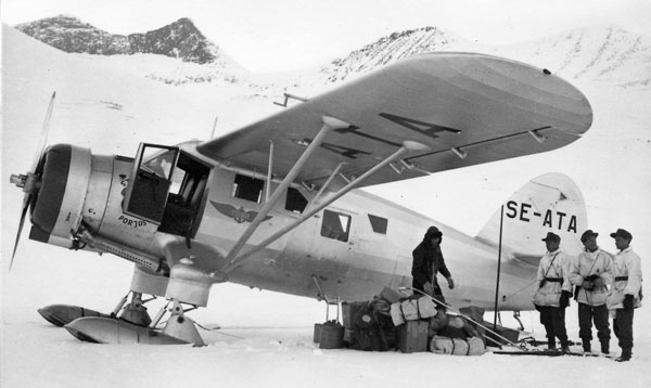 Norseman SE-ATA, troligen 1951, med Arosflygs emblem och döpt till "Stålmusen". Tore Jonsing har gått ut till fotoposition medan Jean Karlsson ser över bagaget. Foto Tore Jonsing via Jean Karlsson